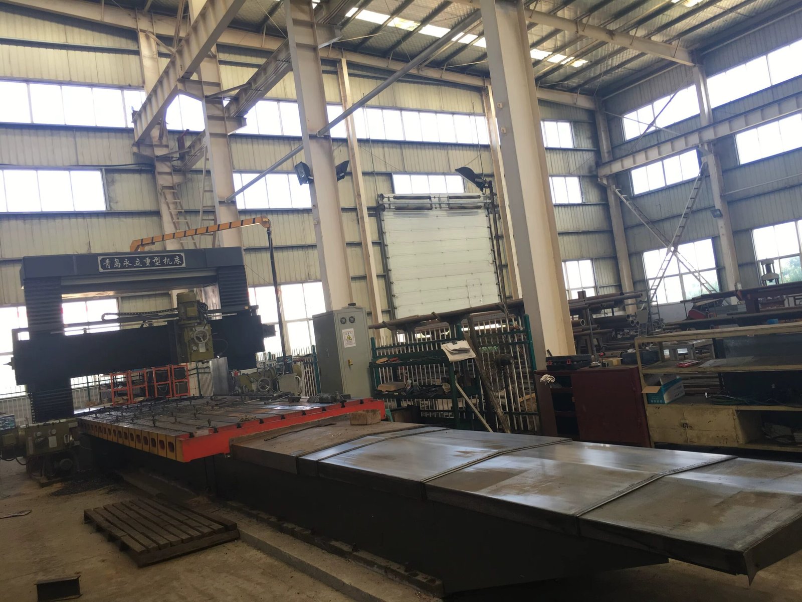 Técnico realizando teste de resistência em blocos de concreto em laboratório de controle de qualidade