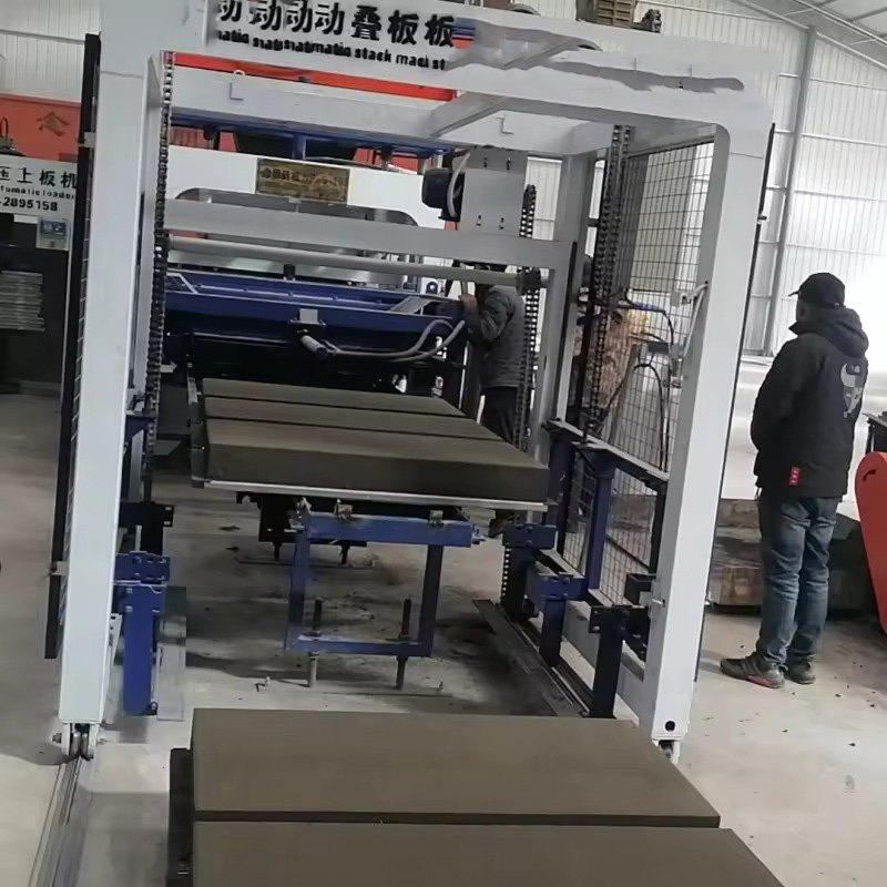 Operador controlando dosagem de materiais em máquina MAIKONG de blocos de concreto