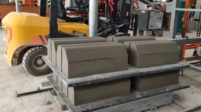 Fábrica MAIKONG mostrando linha de montagem de máquinas de blocos de concreto