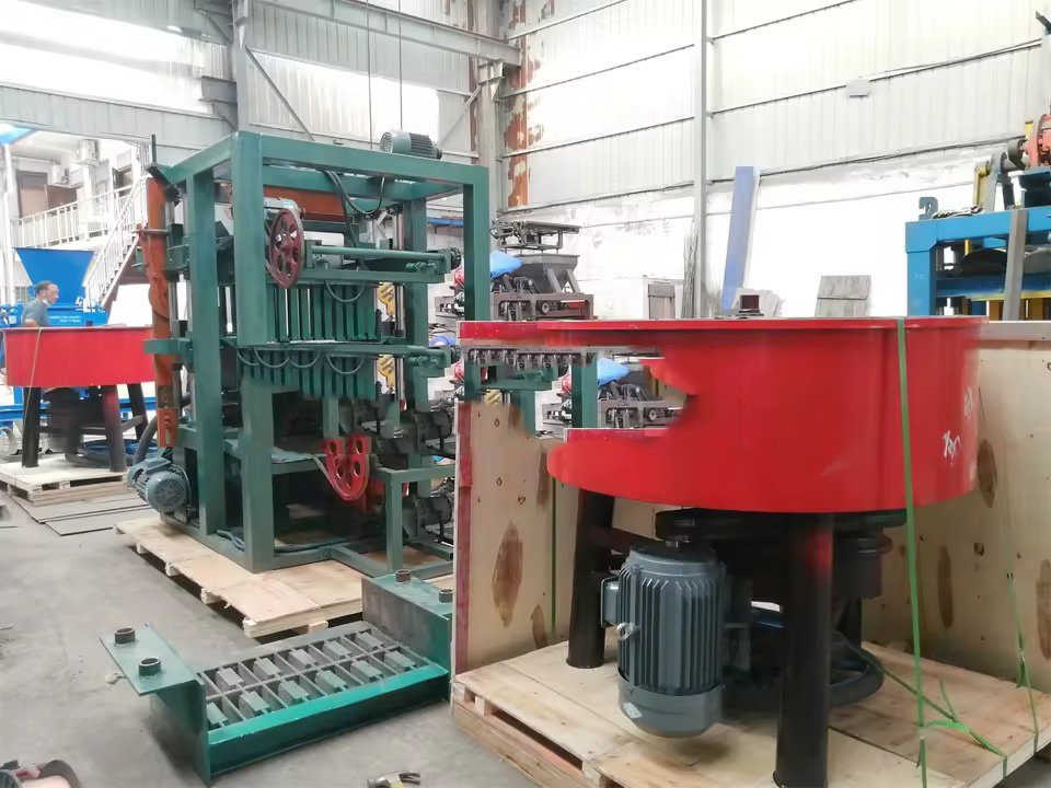 Máquina semiautomática QT4-26 de blocos de concreto com sistema de vibração