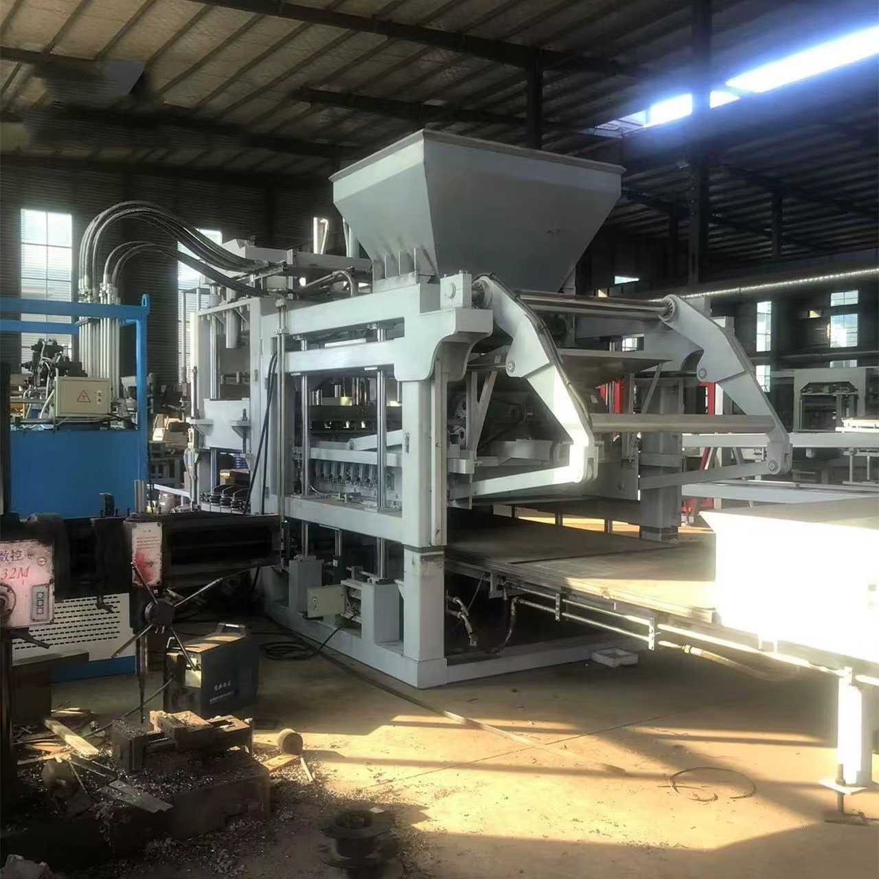 Máquina de fazer blocos de concreto automática em operação na fábrica MAIKONG