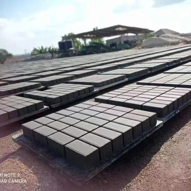 Fábrica moderna de produção de tijolos ecológicos com máquinas MAIKONG operando eficientemente sob luz natural