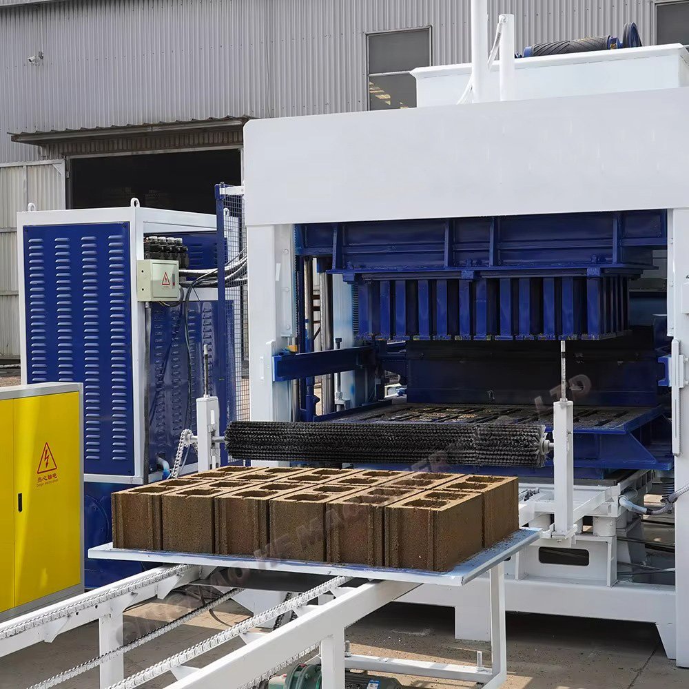 Máquina de fazer bloco de concreto MAIKONG em operação