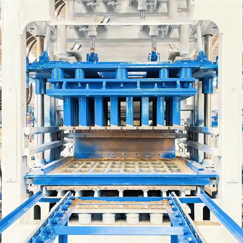 Maquina de fabricar bloco QT5-15 da MAIKONG em operação em uma fábrica de blocos