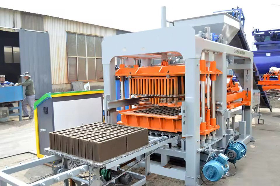 Fábrica da MAIKONG em Shenzhen, China, mostrando a linha de produção de máquinas de fazer blocos de concreto