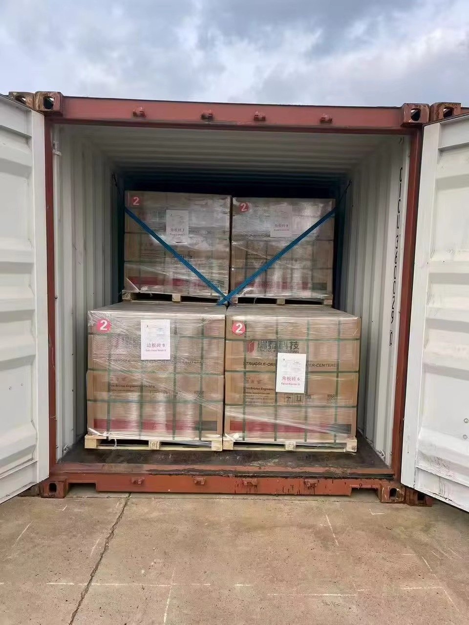 Fábrica da MAIKONG em Shenzhen, China, mostrando a linha de produção de máquinas de fazer blocos de concreto