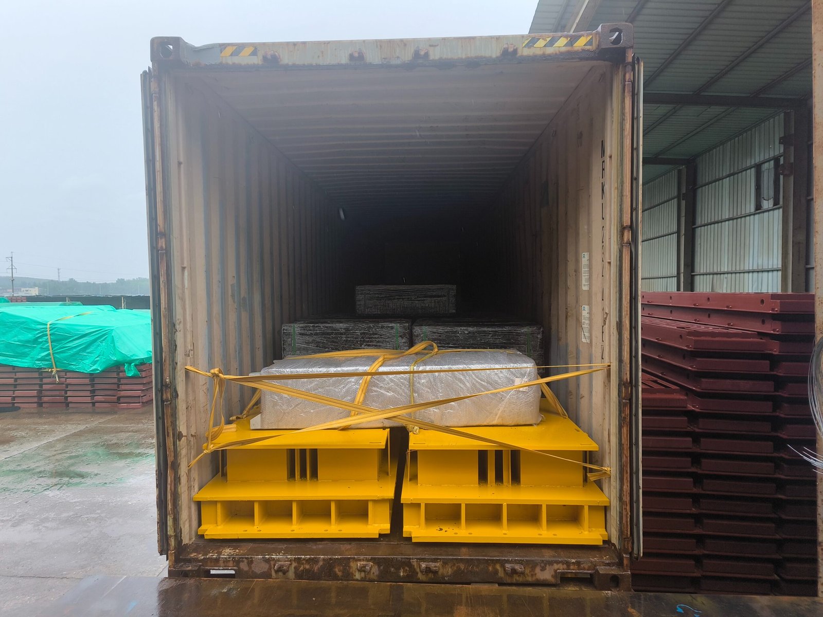 Fábrica da MAIKONG em Shenzhen, China, mostrando a linha de produção de máquinas de fazer blocos de concreto