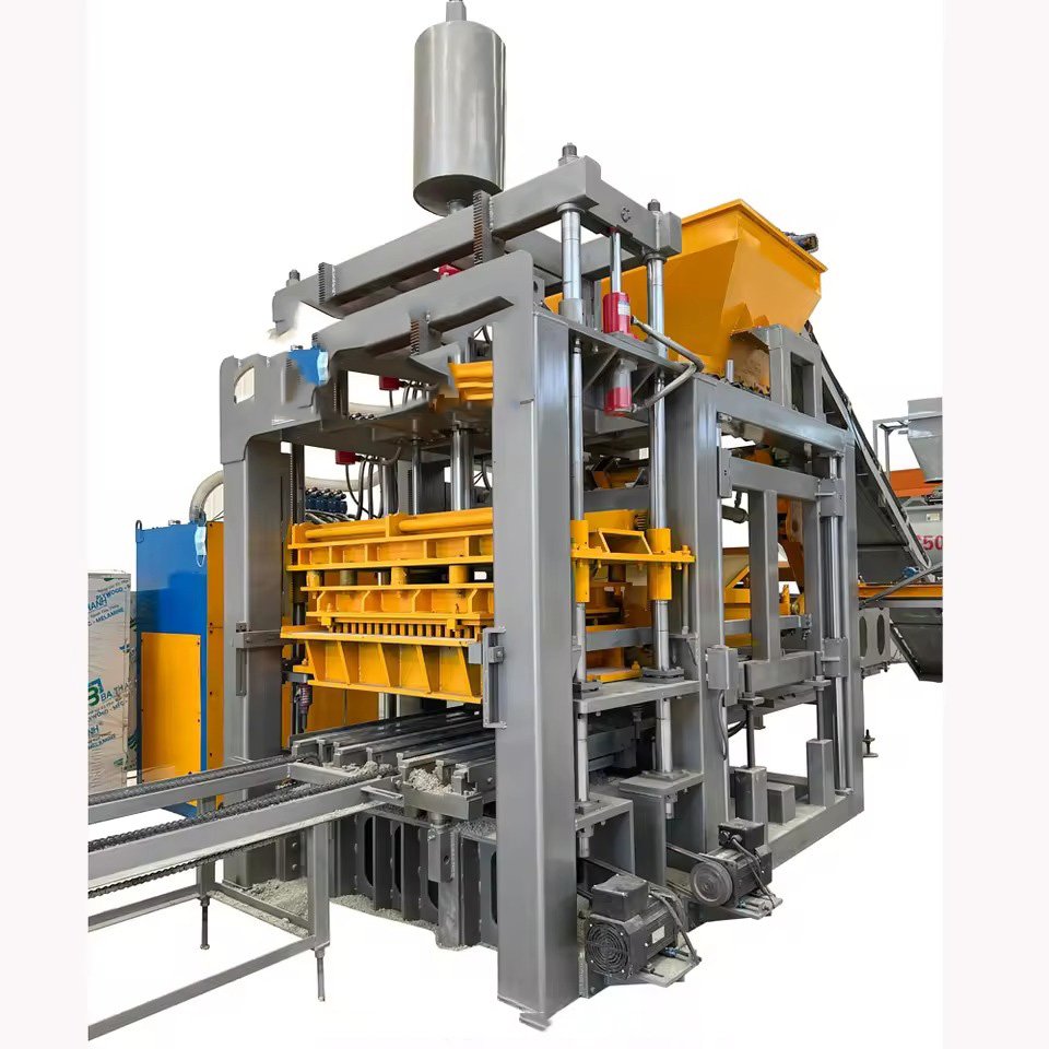 Máquina de Fazer Tijolo em Americana 2 Máquina de fazer tijolo em americana operando em fábrica moderna produzindo blocos de concreto